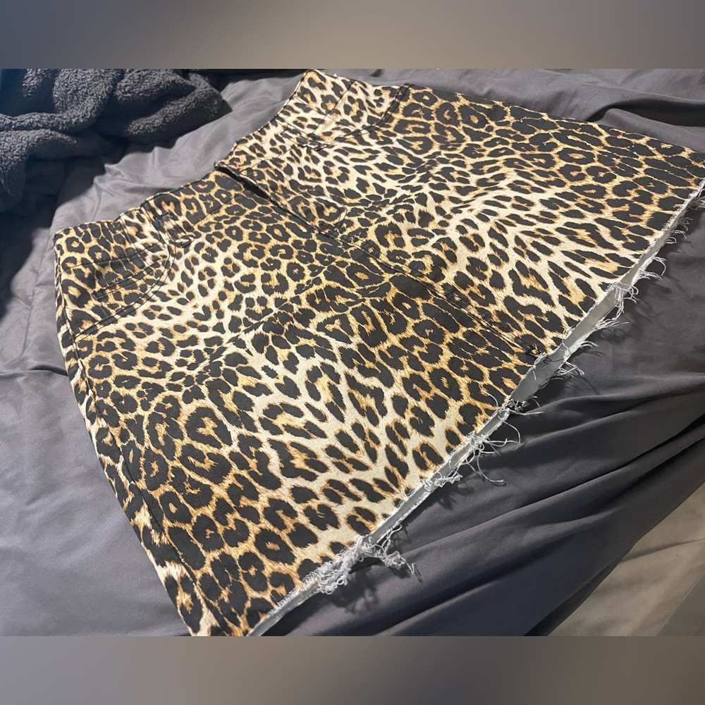 Papaya black Label Mini Skirt Cheetah print SZ Large like new :)